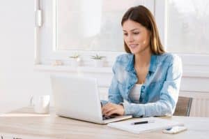 Femme en formation sur internet